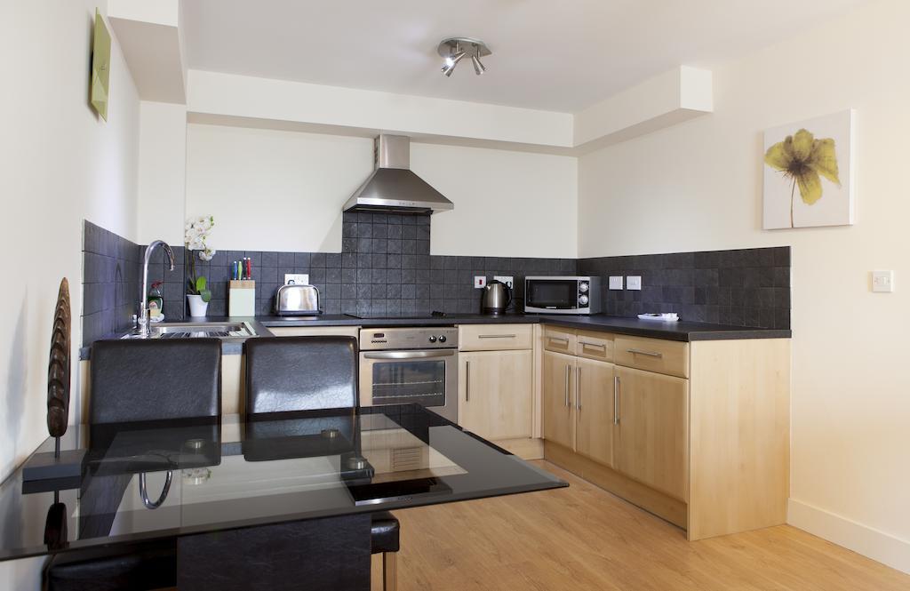 Ashchurch Cheltenham Plaza Apartments מראה חיצוני תמונה