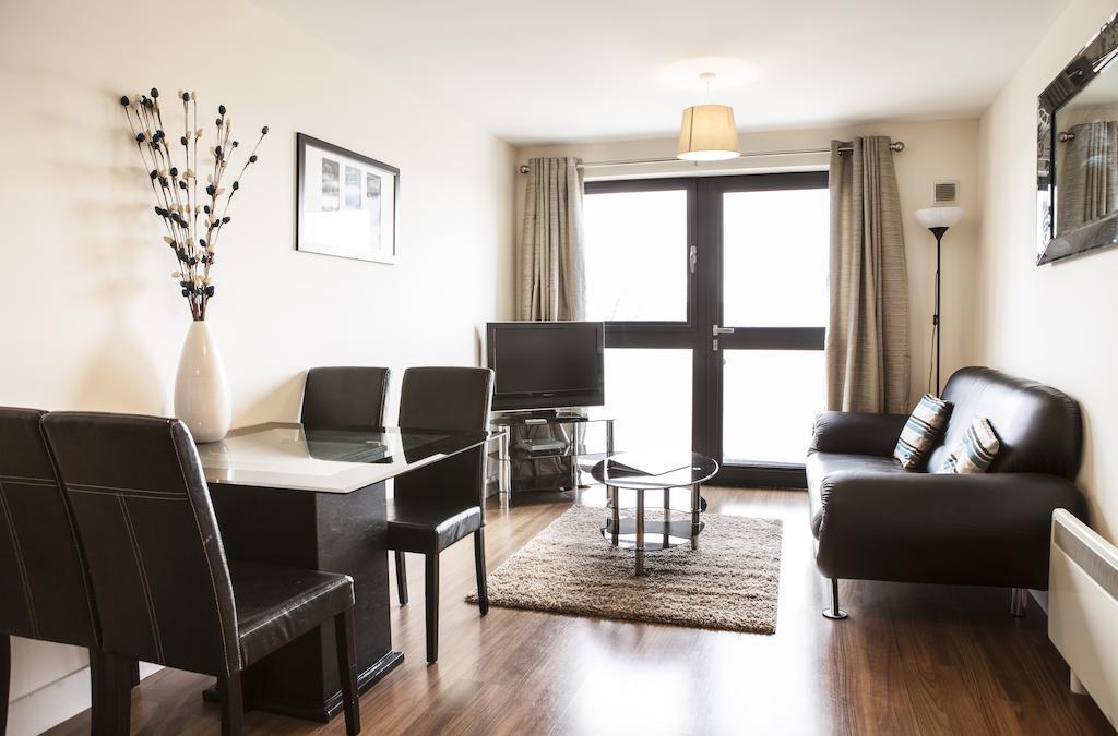 Ashchurch Cheltenham Plaza Apartments מראה חיצוני תמונה
