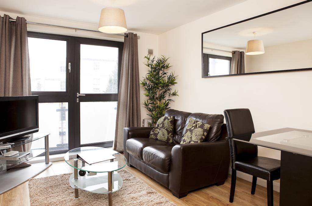 Ashchurch Cheltenham Plaza Apartments מראה חיצוני תמונה