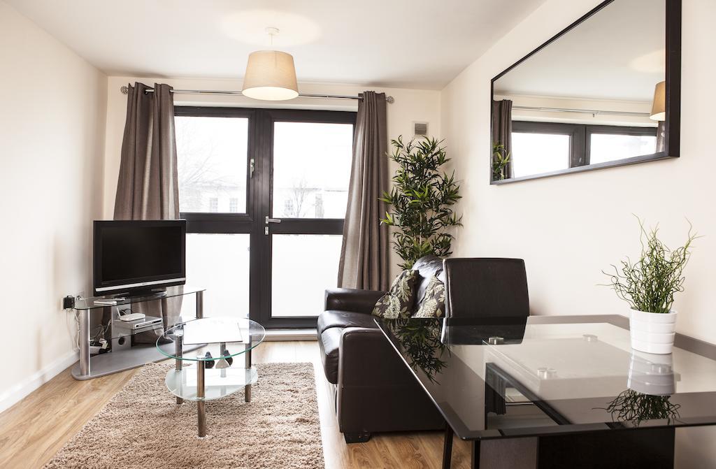 Ashchurch Cheltenham Plaza Apartments מראה חיצוני תמונה