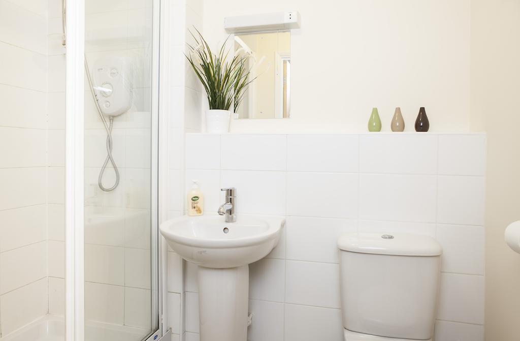 Ashchurch Cheltenham Plaza Apartments מראה חיצוני תמונה