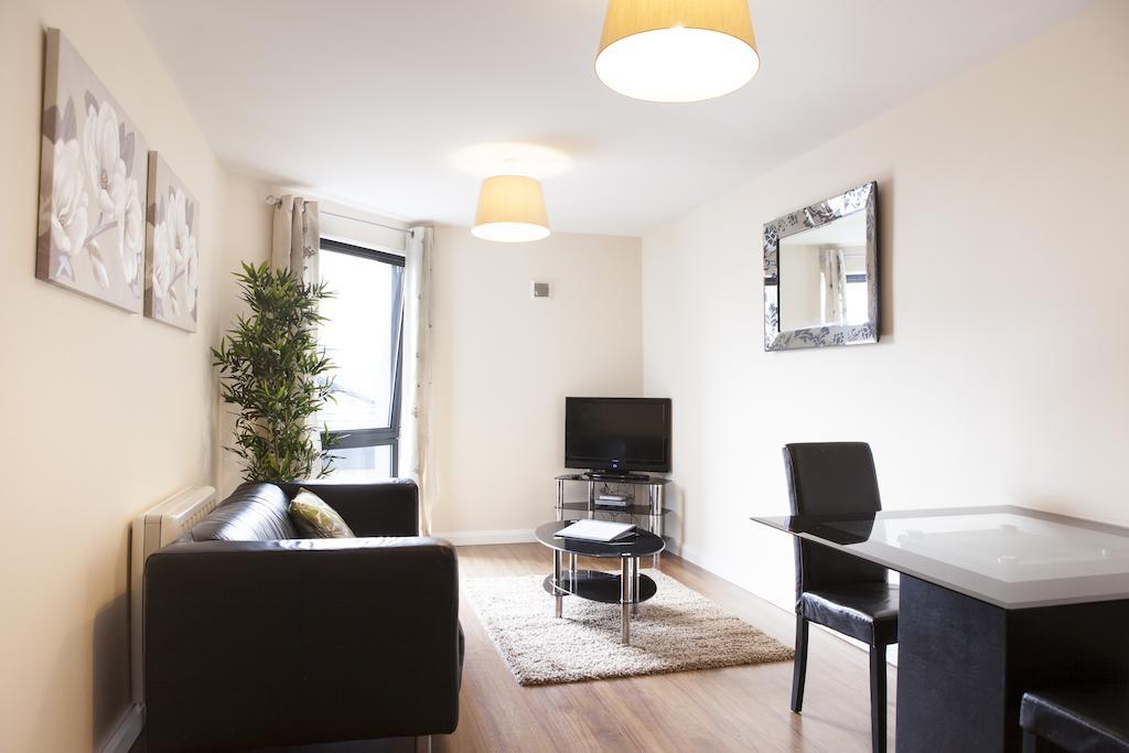 Ashchurch Cheltenham Plaza Apartments מראה חיצוני תמונה