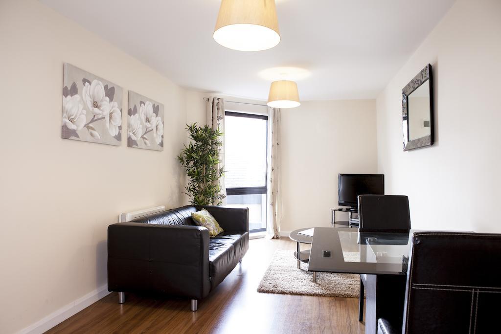 Ashchurch Cheltenham Plaza Apartments מראה חיצוני תמונה