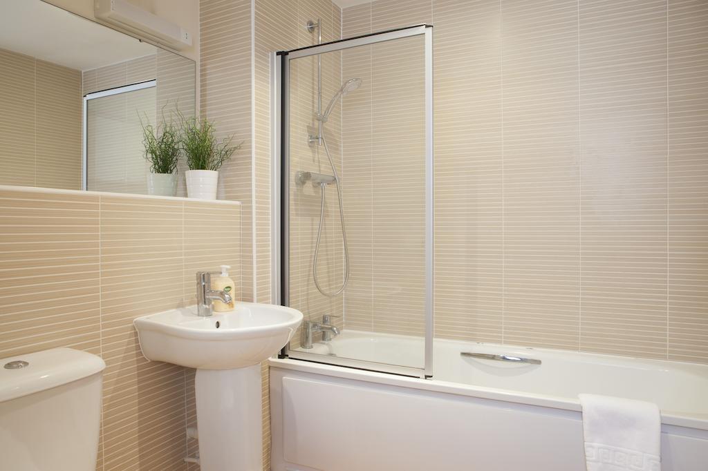 Ashchurch Cheltenham Plaza Apartments מראה חיצוני תמונה