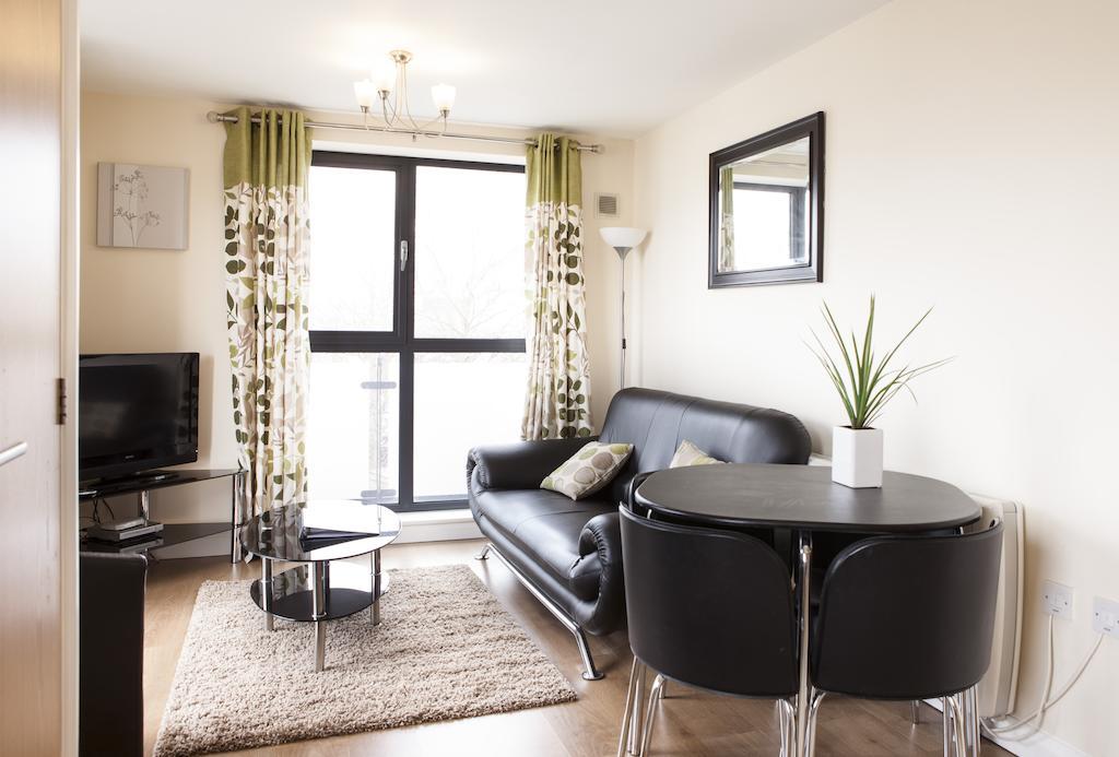 Ashchurch Cheltenham Plaza Apartments מראה חיצוני תמונה