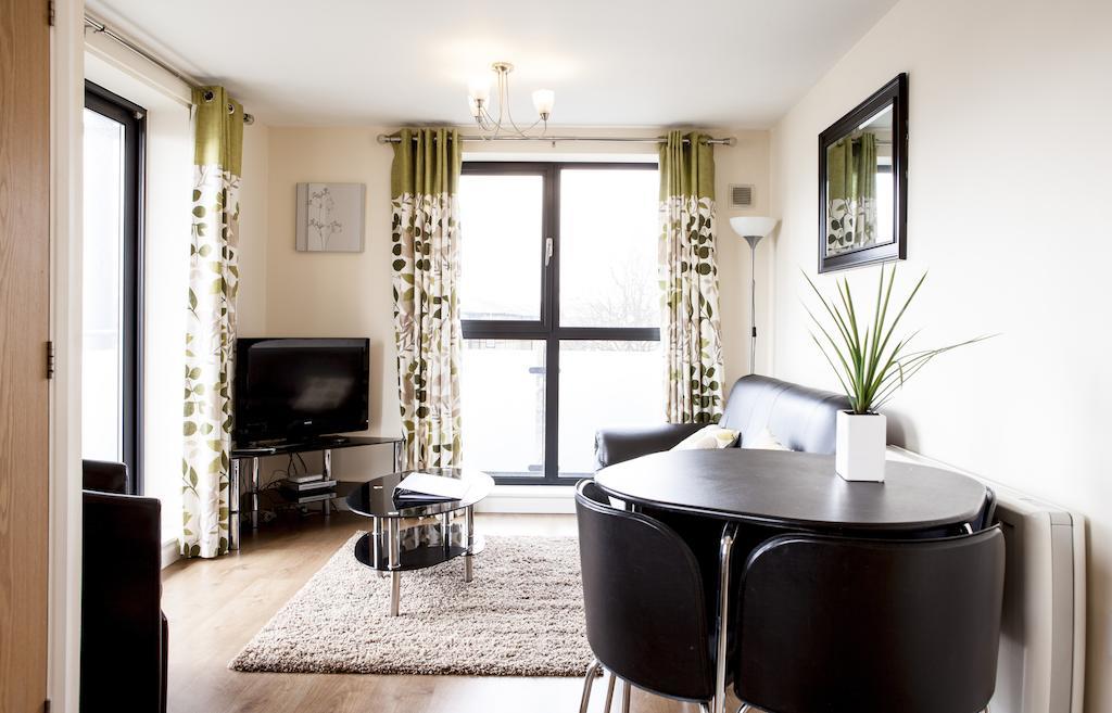 Ashchurch Cheltenham Plaza Apartments מראה חיצוני תמונה