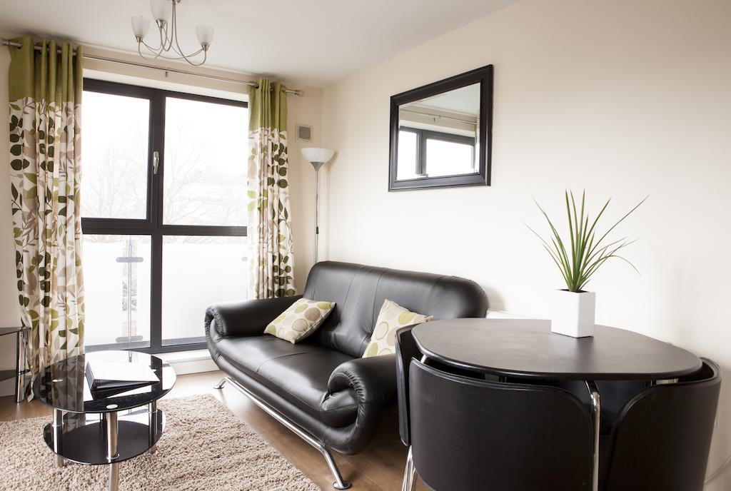 Ashchurch Cheltenham Plaza Apartments מראה חיצוני תמונה