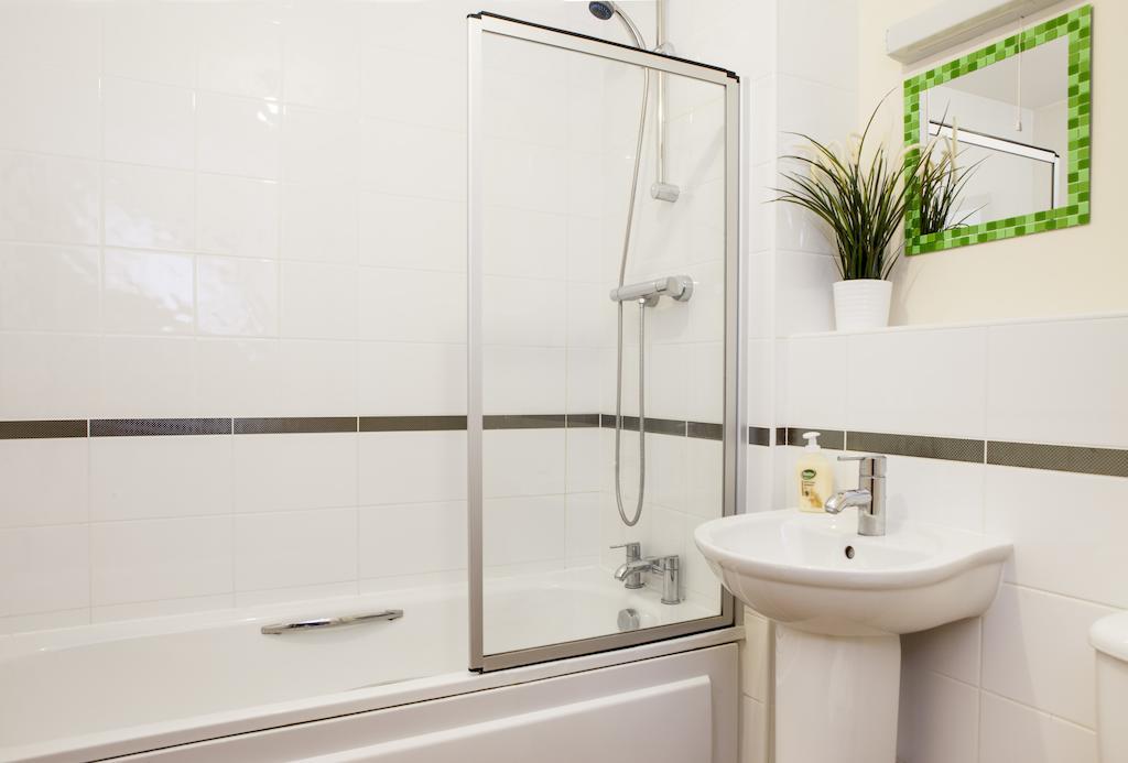 Ashchurch Cheltenham Plaza Apartments מראה חיצוני תמונה