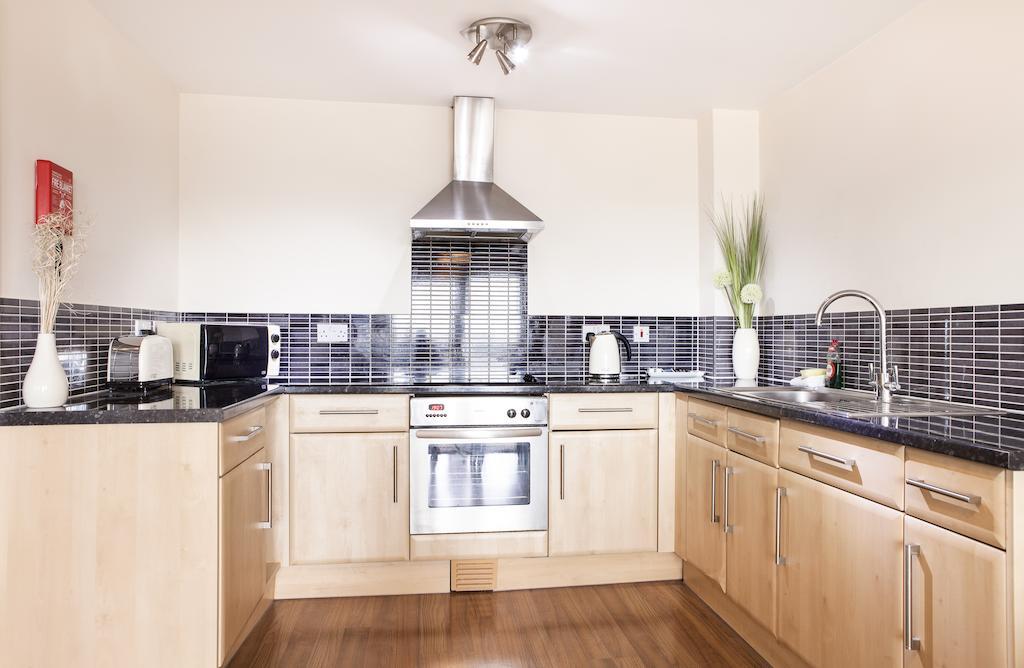 Ashchurch Cheltenham Plaza Apartments מראה חיצוני תמונה