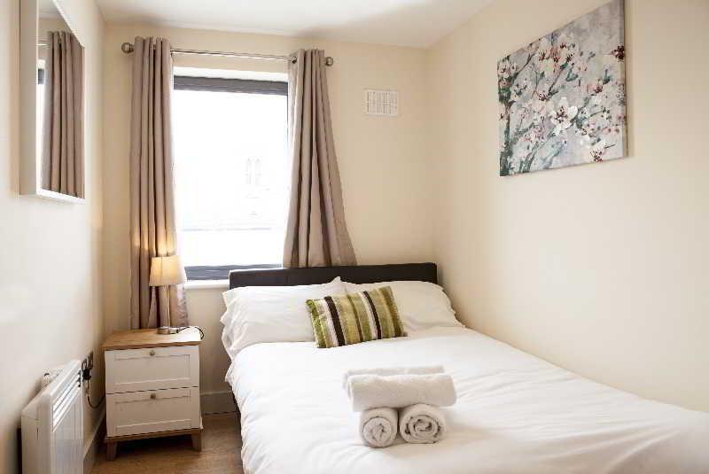 Ashchurch Cheltenham Plaza Apartments מראה חיצוני תמונה