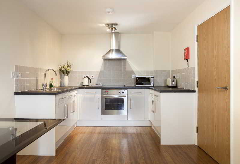Ashchurch Cheltenham Plaza Apartments מראה חיצוני תמונה